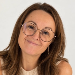 Portrait de Sandrine, esthéticienne et fondatrice de l’institut Rev & Zen, souriante